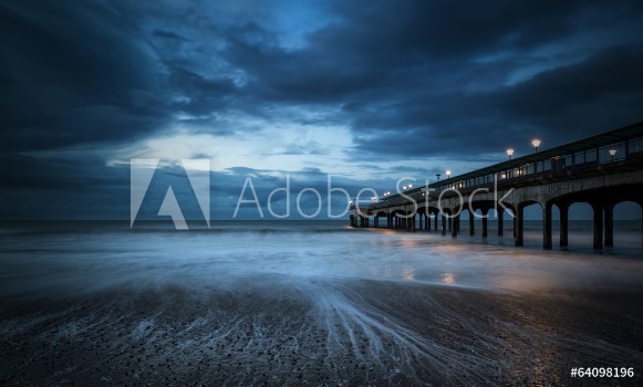 Image de Twilight dusk landscape of pier stretching out into sea with moo